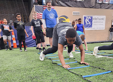 Kansas City Athlete Training Defensive Line Football Academy Group Classes and Private 1 on 1 Lessons for youth, middle school and high school football players looking to improve and excel at any of the Dfensive Line positions including rush defensive end with fundamentals being taught at the WeTrainKC Indoor Sports Performance Training Facility in Kansas City Missouri